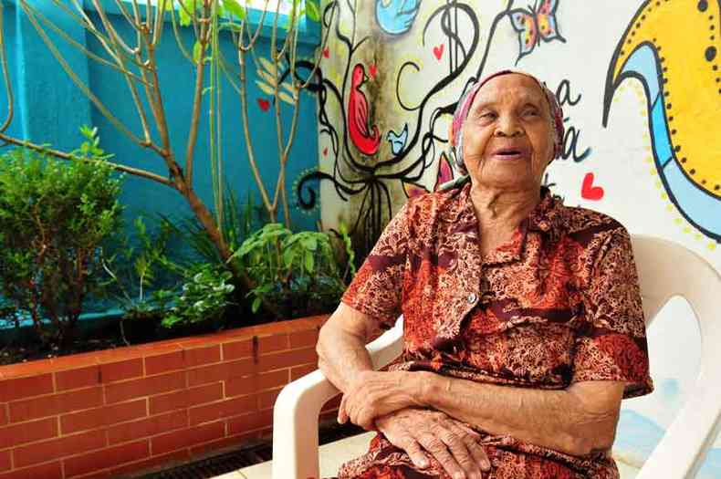 maria Geralda Fernandes, de 105 anos, recebeu a proteo e comemorou, com alvio: 