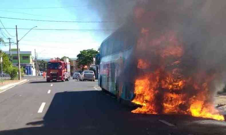 O fogo comeou no momento que o nibus transitava pela Avenida Alexandre Barbosa, Bairro Mercs, Uberaba(foto: 8 BBM/Divulgao)