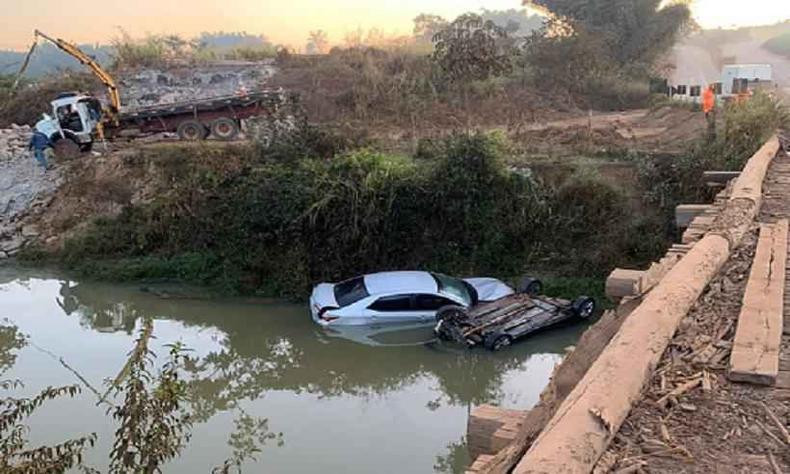 Dois acidentes num mesmo lugar. No segundo, motorista morreu preso s ferragens