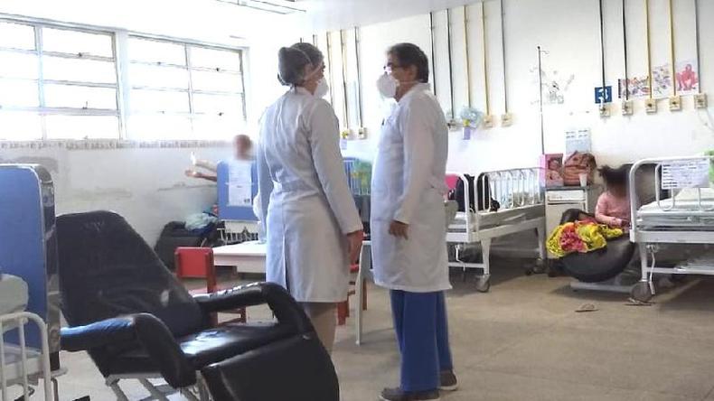 'Já cheguei a internar três gerações da mesma família - avó, mãe e filha - por acidente na cozinha', diz Marcos Barreto, na sala de pacientes infantis vítimas de queimaduras(foto: Arquivo pessoal) Marcos Barreto na sala infantil da ala de queimaduras do Hospital da Restauração