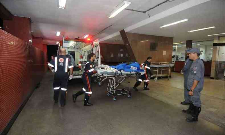 Chegada de ferido no incndio: 'Foi uma semana de muita comoo e dor', diz mdico(foto: Tlio Santos/EM/DA Press)