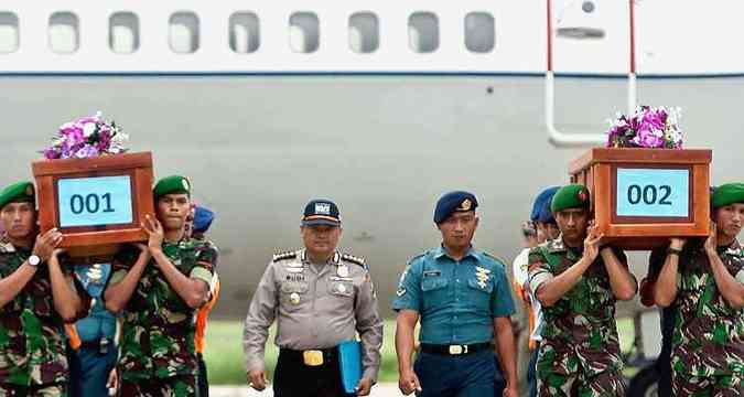 Militares carregam corpos de duas vtimas que estavam no voo da AirAsia(foto: AFP Photo/Juni Kriswanto)