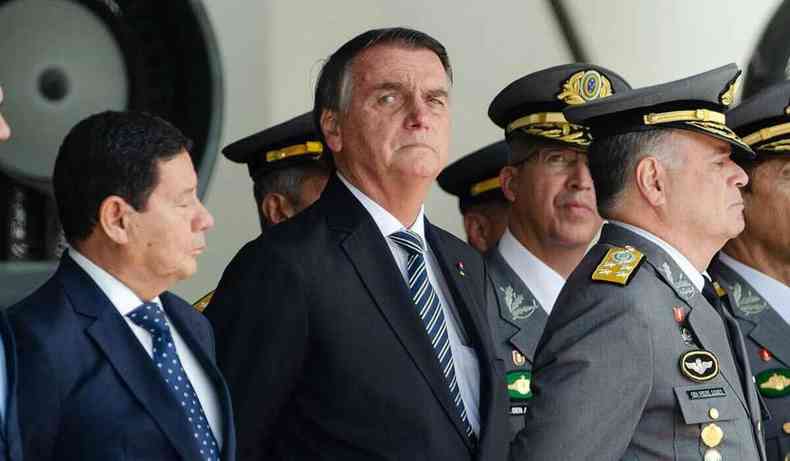 Bolsonaro ao lado de Mouro e comandantes.