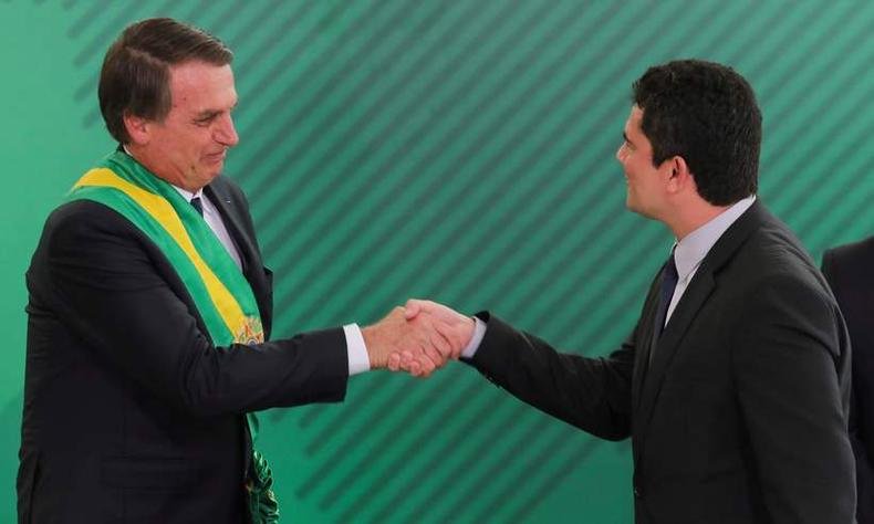O presidente Jair Bolsonaro cumprimenta o ex-juiz federal S�rgio Moro (foto: SERGIO LIMA/AFP)