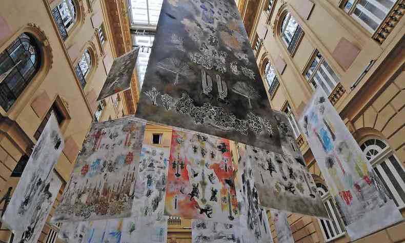  18 xilogravuras do artista cearense Francisco de Almeida penduradas em formato de mbile no ptio do CCBB-BH 