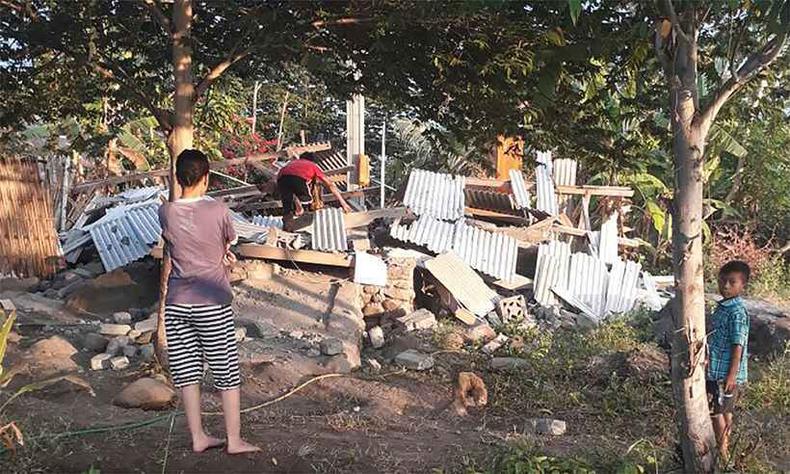 Autoridades emitiram alerta amarelo, que sugere a possibilidade de vtimas(foto: HANDOUT / NUSA TENGGARA BARAT DISASTER MITIGATION AGENCY / AFP )