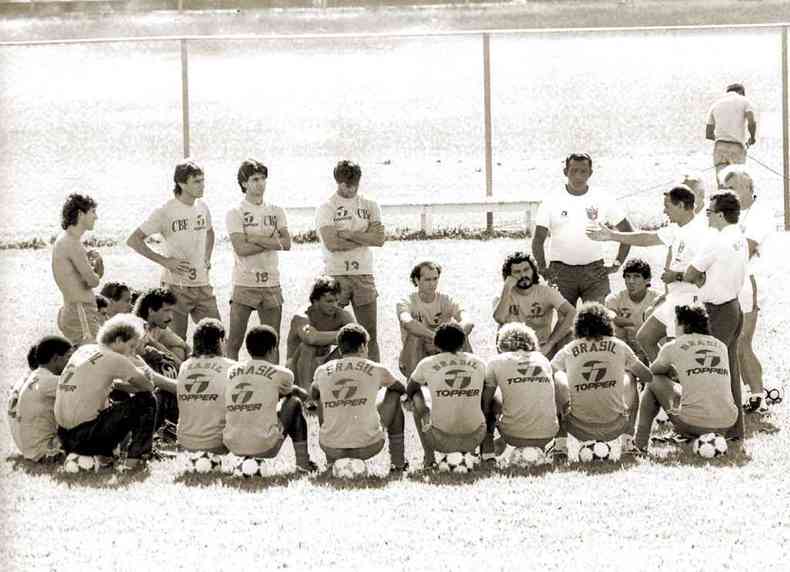 O tcnico Tel Santana conversar com os jogadores da Seleo Brasileira na Toca da Raposa, durante preparao para a Copa de 1986(foto: Arquivo EM)
