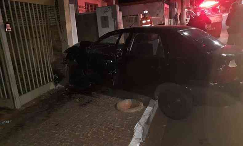 Cinco pessoas ficaram feridas depois que Chevrolet Corsa preto bateu contra muro de casa em Ituiutaba (MG)(foto: Divulgao/Corpo de Bombeiros)