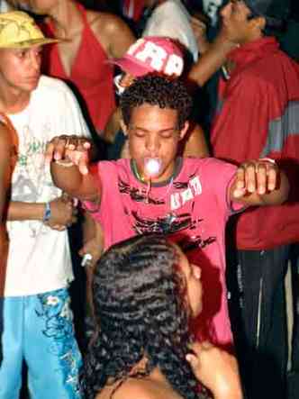 Jovens dançam em baile funk realizado nas quadras do Vilarinho, em 2007