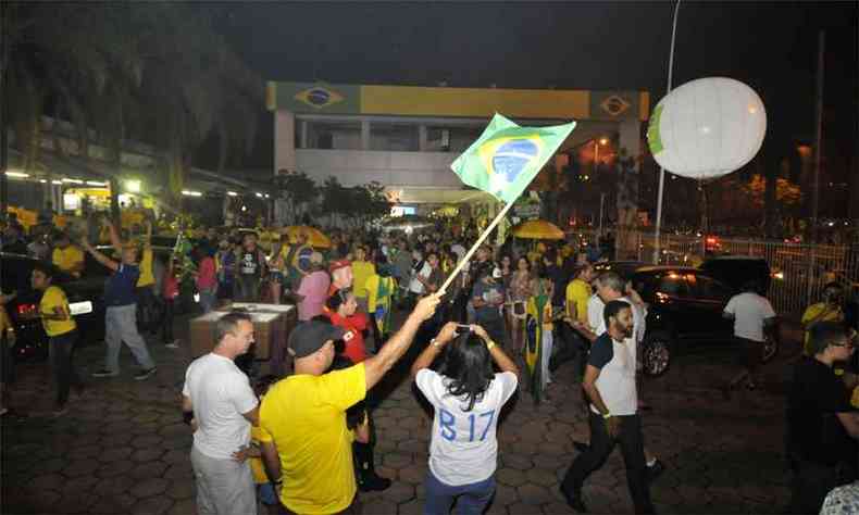Em Belo Horizonte, eleitores de Bolsonaro se reuniram na Avenida Antnio Carlos para celebrar a vitria do ex-capito do Exrcito (foto: Juarez Rodrigues/EM/D.A press)