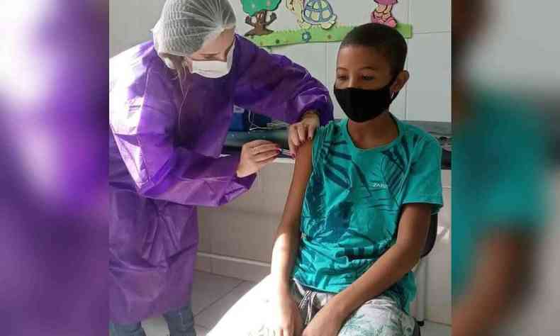 Adolescente recebe vacina contra COVID-19