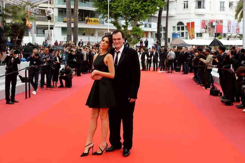 O cineasta norte-americano Quentin Tarantino (R) e sua esposa, a cantora israelense Daniella Pick, posam para a exibio do filme 