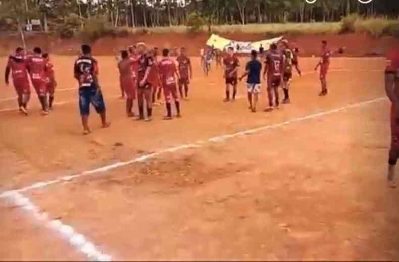 jogadores em crculo no momento da confuso em campo de terra