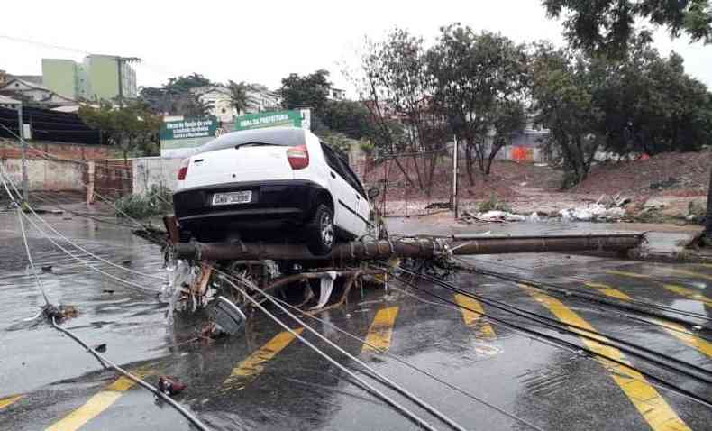 Este carro foi arrastado pela enchente e parou sobre um poste, derrubado com a fora da gua(foto: Jair Amaral/EM/D.A.Press)