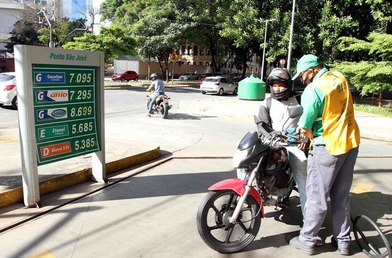 Frentista abastecendo moto em porto de combust�veis