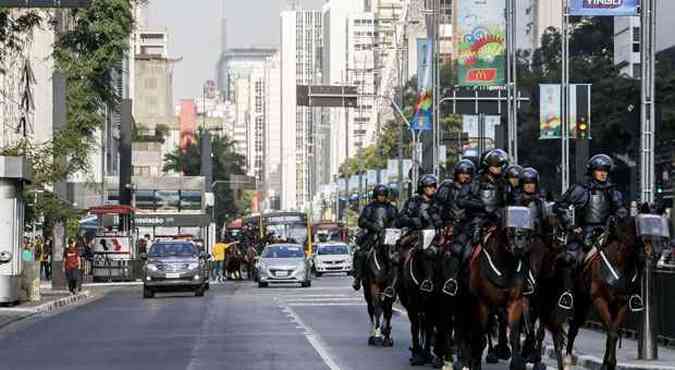 Polcia paulista prepara segurana reforada para evitar confuso em protestos programados para hora do jogo do Brasil(foto: Miguel SCHINCARIOL/AFP)