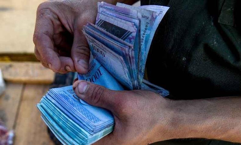 Salário mínimo de um venezuelano vale atualmente US$1,50 pela taxa do mercado paralelo(foto: Federico PARRA / AFP) Salário mínimo de um venezuelano vale atualmente US$1,50 pela taxa do mercado paralelo(foto: Federico PARRA / AFP)