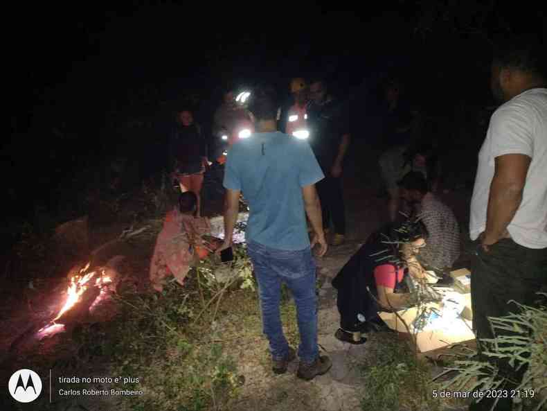 foto mostra atendimento a vitimas de ataque de abelhas