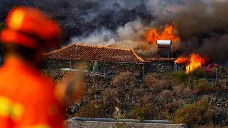 Casa sendo destruda pelo fogo em La Palma