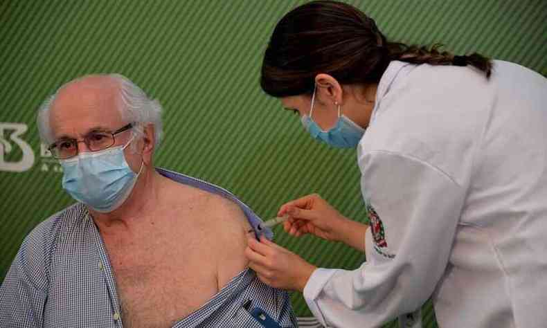 Idosos com mais de 75 anos estavam na lista de prioridade, mas liberao de vacinas mudou planos(foto: Nelson Almeida/AFP)