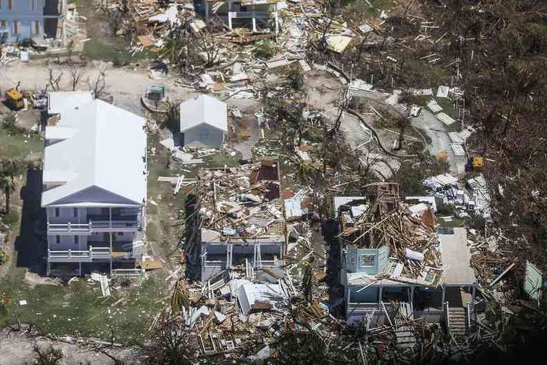 Danos causados pelo furaco Dorian em Freeport, cidade da ilha Grande Bahama, que compe o arquiplago das Bahamas (foto: ADAM DELGIUDICE / AFP)