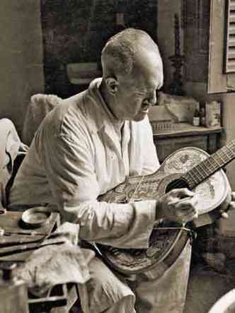 Em registro de 1956, Guignard pinta um violo. Livro relata ingerncia na obra do artista por seu mdico e 