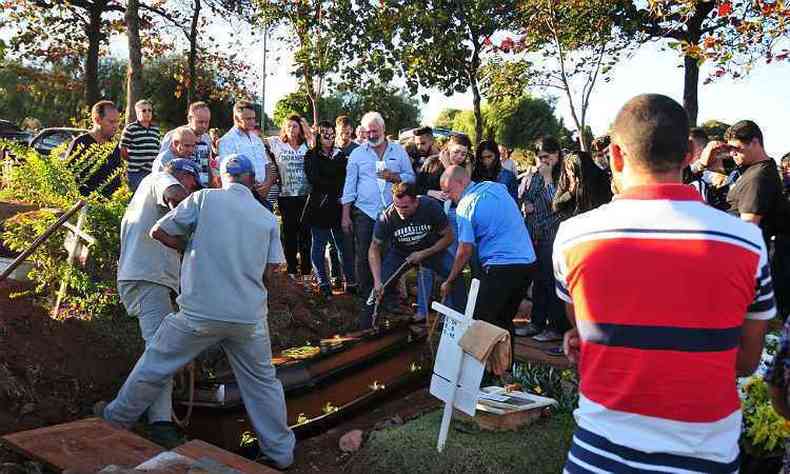 Centenas de pessoas prestaram as ltimas homenagens ao fisiculturista(foto: Alexandre Guzanshe/EM/D.A.Press)