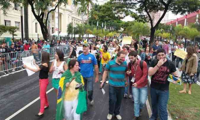 Grupo de manifestantes com cartazes protestou em frente ao Minascentro, em Belo Horizonte(foto: Gladyston Rodrigues/EM/D. A. Press)