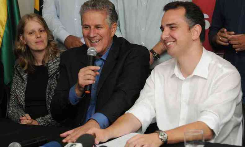 Joo Leite e Rodrigo Pacheco selaram a unio com lideranas do PSDB e PMDB como testemunhas(foto: Jair Amaral / EM / D.A. Press)