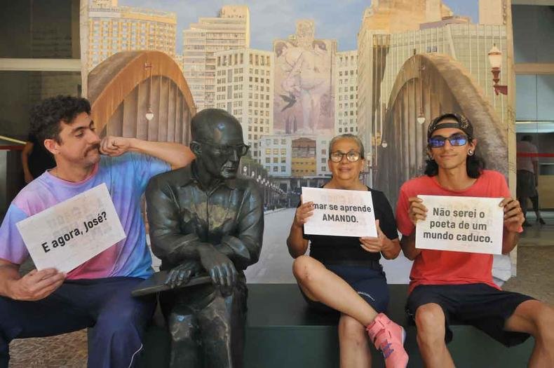 O fil�sofo Guilherme Gontijo e os venezuelanos Guillermo e Maria Gabriela Alvarez posam ao lado da est�tua de Carlos Drummond de Andrade, no Parque Municipal de BH