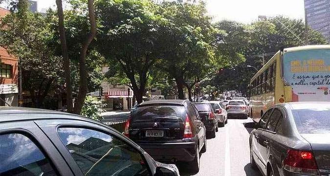 Mesmo com o fim do protesto, ruas e avenidas da Região Centro-Sul de BH seguiam congestionadas(foto: Lucas Rage/EM/D.A.Press) Mesmo com o fim do protesto, ruas e avenidas da Região Centro-Sul de BH seguiam congestionadas(foto: Lucas Rage/EM/D.A.Press)
