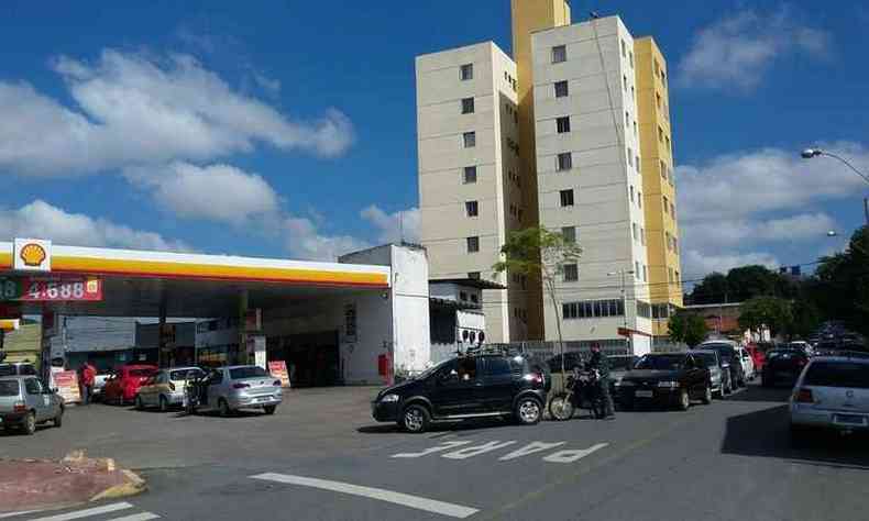 Posto Quick, na Avenida Tereza Cristina, em BH, amanheceu com longas filas de veculos que procuravam por combustvel (foto: Jair Amaral/ EM/ D.A Press)