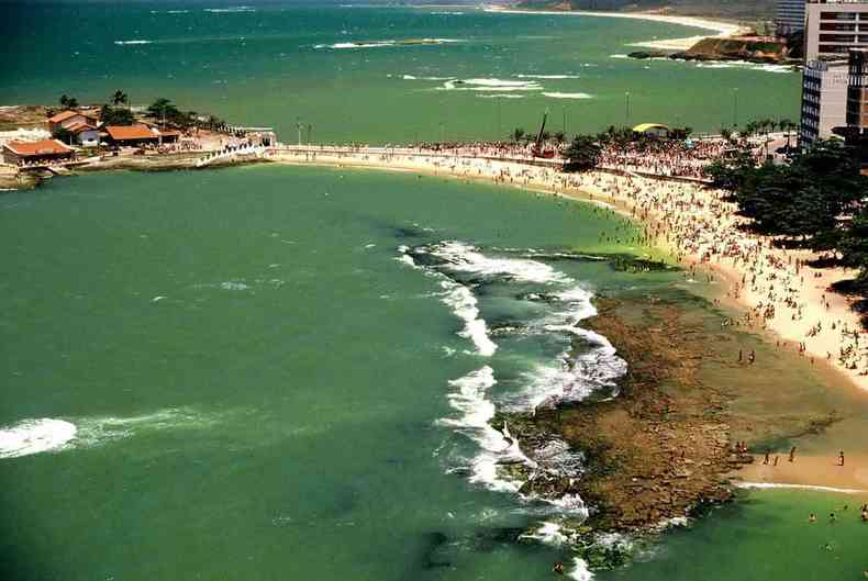 As praias em Guarapari são muito procuradas principalmente por jovens turistas