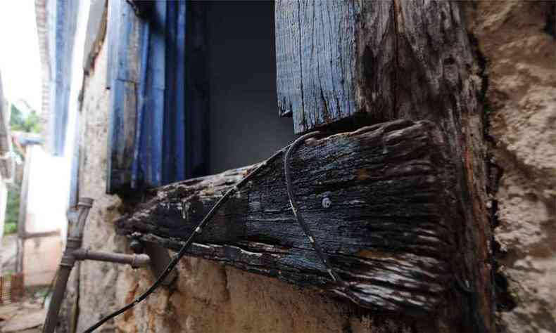 Detalhe de gambiarra e madeiramento em decomposio em museu de Santa Luzia: prdios histricos demandam cuidados urgentes (foto: Leandro Couri/EM/DA Press)