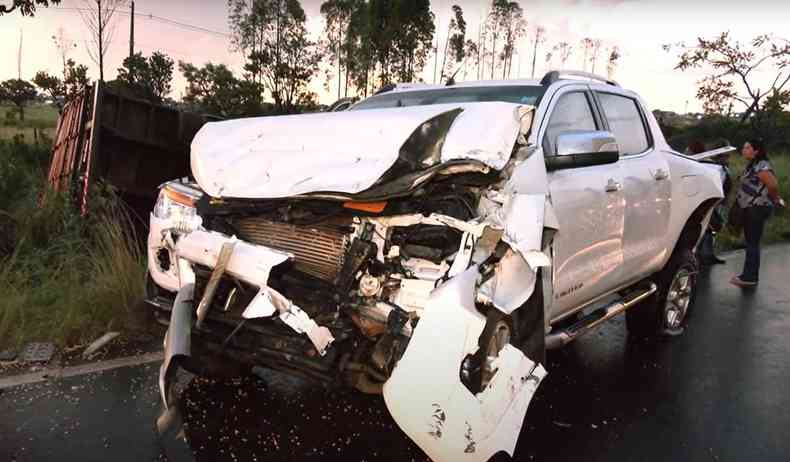 Carros de passeio e caminhes envolvidos no acidente na rodovia MGC-497, em Uberlndia. 