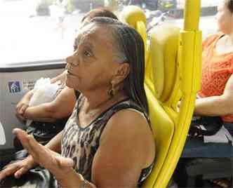 Maria dos Santos se preocupa com quem ganha salrio mnimo e tem de pagar o transporte (foto: Jair Amaral/EM/D.A Press)