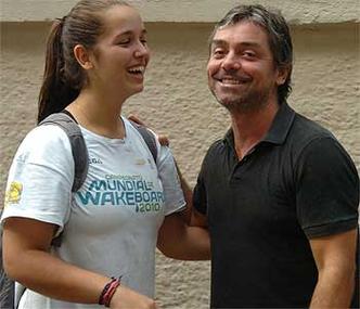 André Limão e a filha Gabriela, de 14 anos: mesmo vivendo em casas separadas eles mantêm uma convivência diária(foto: Marcos Michelin/EM/D.A Press) André Limão e a filha Gabriela, de 14 anos: mesmo vivendo em casas separadas eles mantêm uma convivência diária(foto: Marcos Michelin/EM/D.A Press)