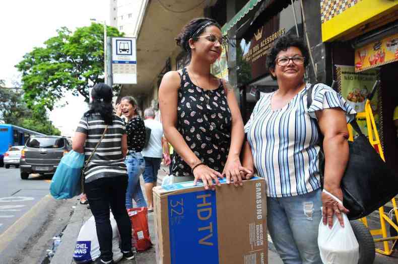 Juliana Ribeiro e Maria Jos Ribeiro levaram para casa um televisor por R$ 979, mas no conseguiram entrar em todas as lojas almejadas(foto: Gladyston Rodrigues/EM/D.A. Press)