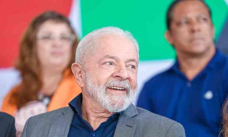Lula sorri em cerimnia no Planalto