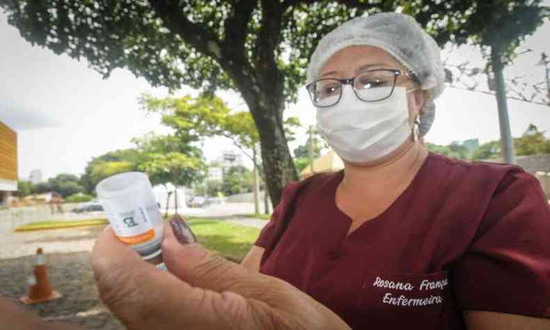 Rosana  enfermeira e recebe a responsabilidade de vacinar a populao de BH(foto: Leandro Couri/EM/D.A Press)