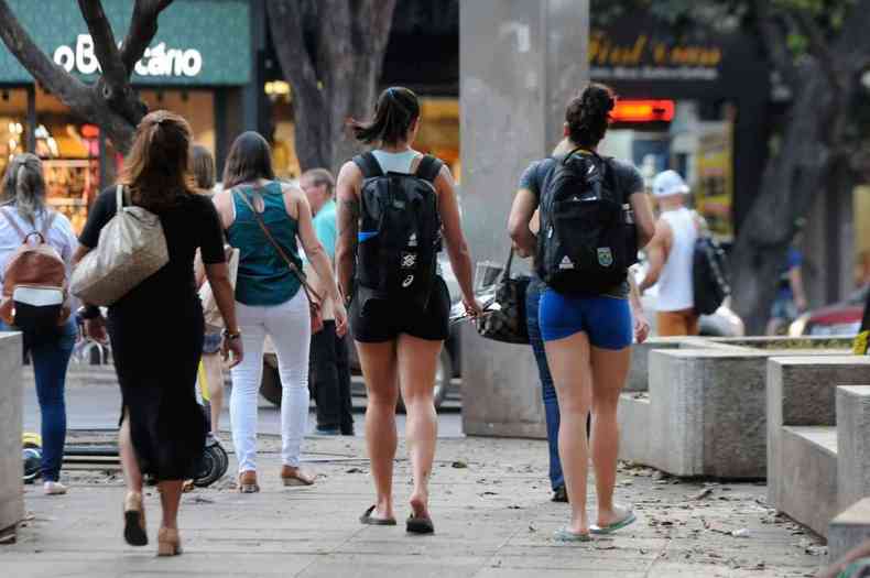 Shorts voltaram s ruas no dia mais quente do inverno. Massa de ar seco deve elevar temperatura a 36C amanh na capital mineira(foto: Juarez Rodrigues/EM/D.A Press)