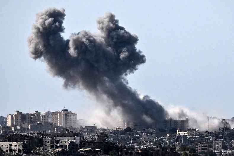 Fumaa sobe na Faixa de Gaza, durante o confito com Israel