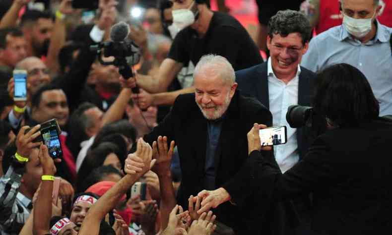 Lula esteve cercado de apoiadores de diversos partidos