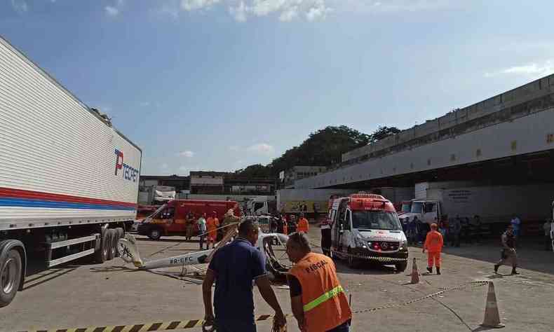Equipes de resgate isolam rea onde helicptero caiu em ptio de transportadora de Contagem, Regio Metropolitana de Belo Horizonte
