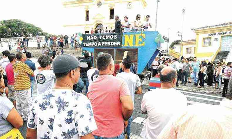 Dezenas de moradores se manifestaram em frente  Igreja Matriz da cidade, que est sendo administrada pelo presidente da Cmara (foto: Beto Novaes/EM/D.A Press)