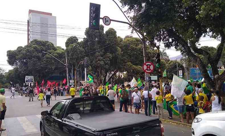 Os grupos de esquerda ficaram na Praa do Vigsimo e os de direita, na Praa dos Pioneiros