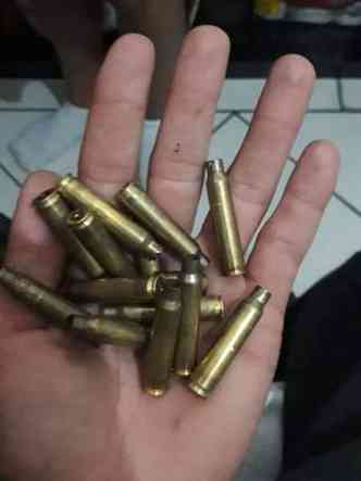Cpsulas encontradas depois dos tiros disparados mostram poder de fogo dos assaltantes(foto: Reproduo da Internet/WhatsApp)