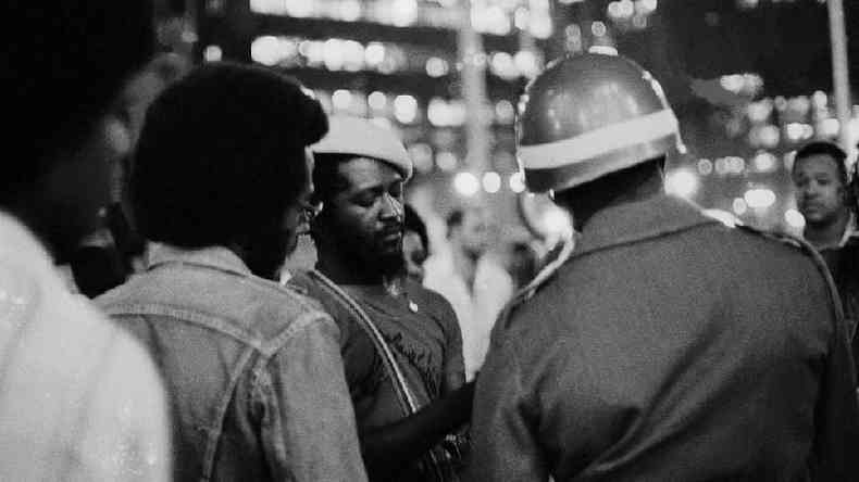 Abordagem policial durante manifestao do MNU nas escadarias do Teatro Municipal, 1980