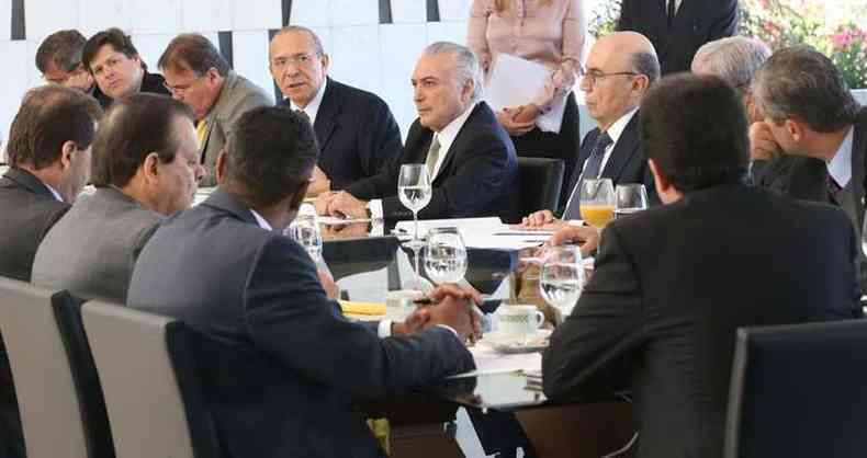 O presidente em exerccio Michel Temer em reunio no Palcio do Jaburu com lderes da base aliada na Cmara (foto: Antnio Cruz/Agncia Brasil)