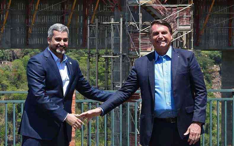 O presidente do Paraguai, Mario Abdo Bentez, e o do Brasil, Jair Bolsonaro, vistoriam obra da Ponte de Integrao Nacional, em Foz do Iguau(foto: Norberto Duarte/AFP)